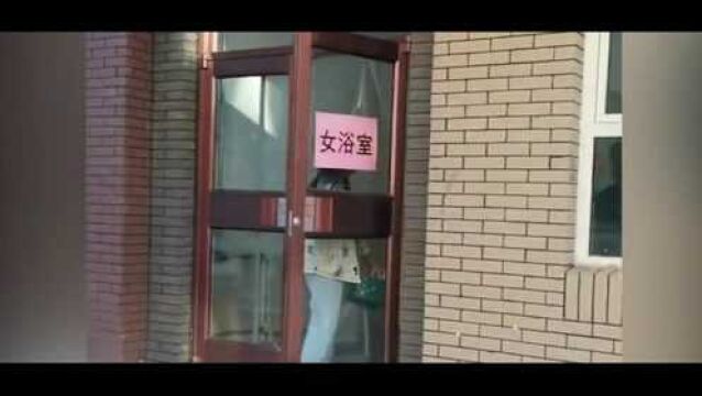 这区别有多大?高校女浴室豪华似“酒店”,男浴室简陋似“破屋”