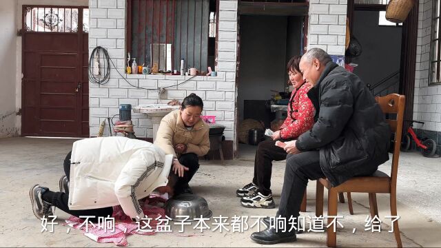 拿着铁盆去丈母娘家拜年,磕一个头100元,阿董忍着疼赚了2000块