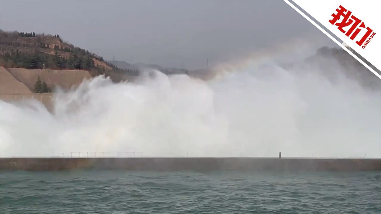 黄河小浪底开闸放水场面壮美:“巨瀑”飞流直下、水流间彩虹隐现