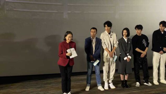 李雪健儿子李亘导演处女作首映,母亲于海丹手写长信现场向众人致谢