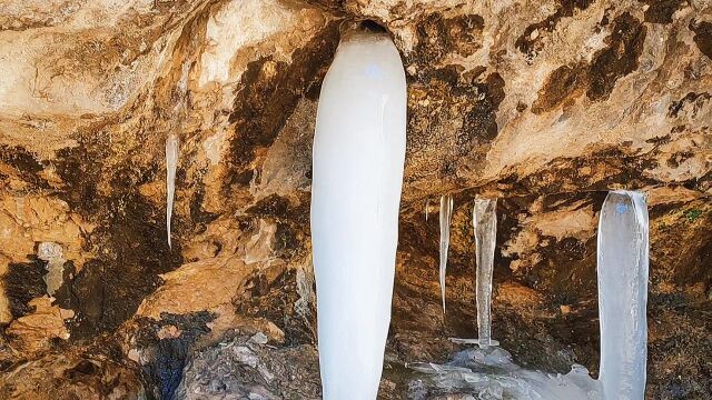 登山客实拍旅途奇观:冰笋与亿万年前的冰臼