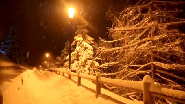 雪花唯美浪漫静谧风景美景夜景风光小学夜晚夜色雪景下雪灯光素材