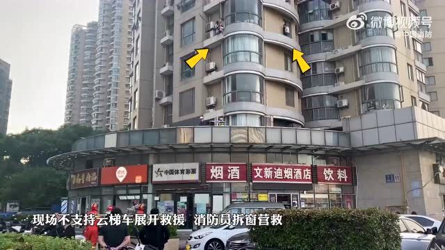 无锡一工人高空作业时被割断绳?回应来了