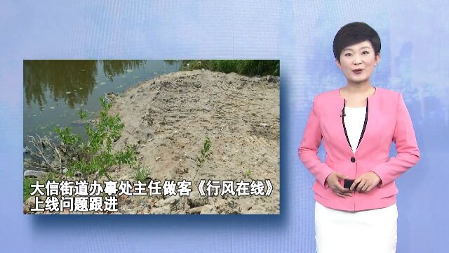 建筑垃圾堆放河边 村民担心河道淤堵 