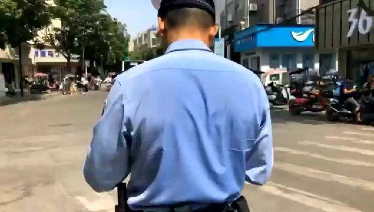 城关交警中队赵玉亮在怀远实验中学考点执守,开启考点路段“静音”模式,作者荣相坤