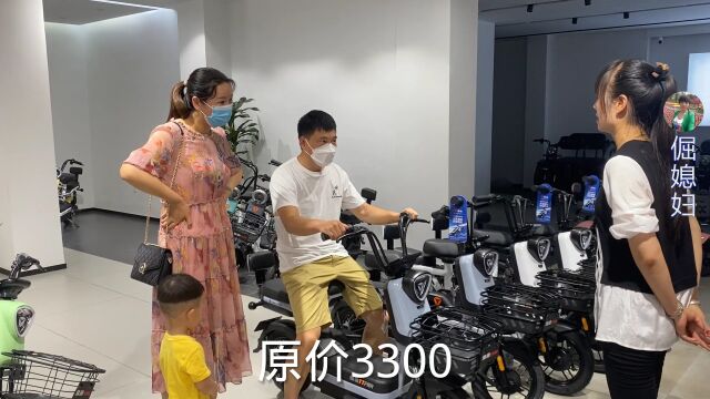 倔媳妇花2700元买电动车,夫妻俩高兴的轮流试驾,拿下称心如意车