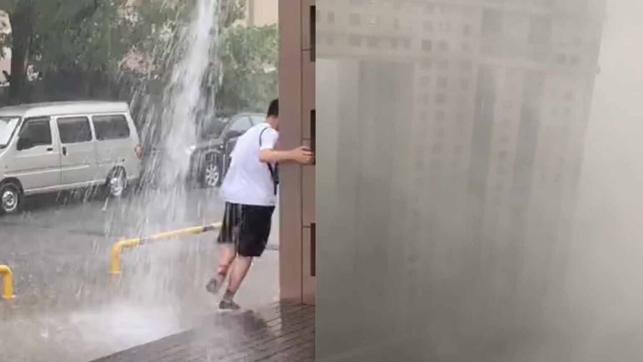 降温啦!上海多地下起大雨 雨丝密集如烟如雾 网友:像加湿器一样