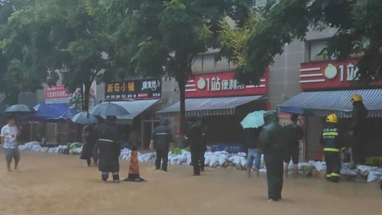 降雨量50毫米以上,四川米易城区大雨致部分沿街商铺被淹