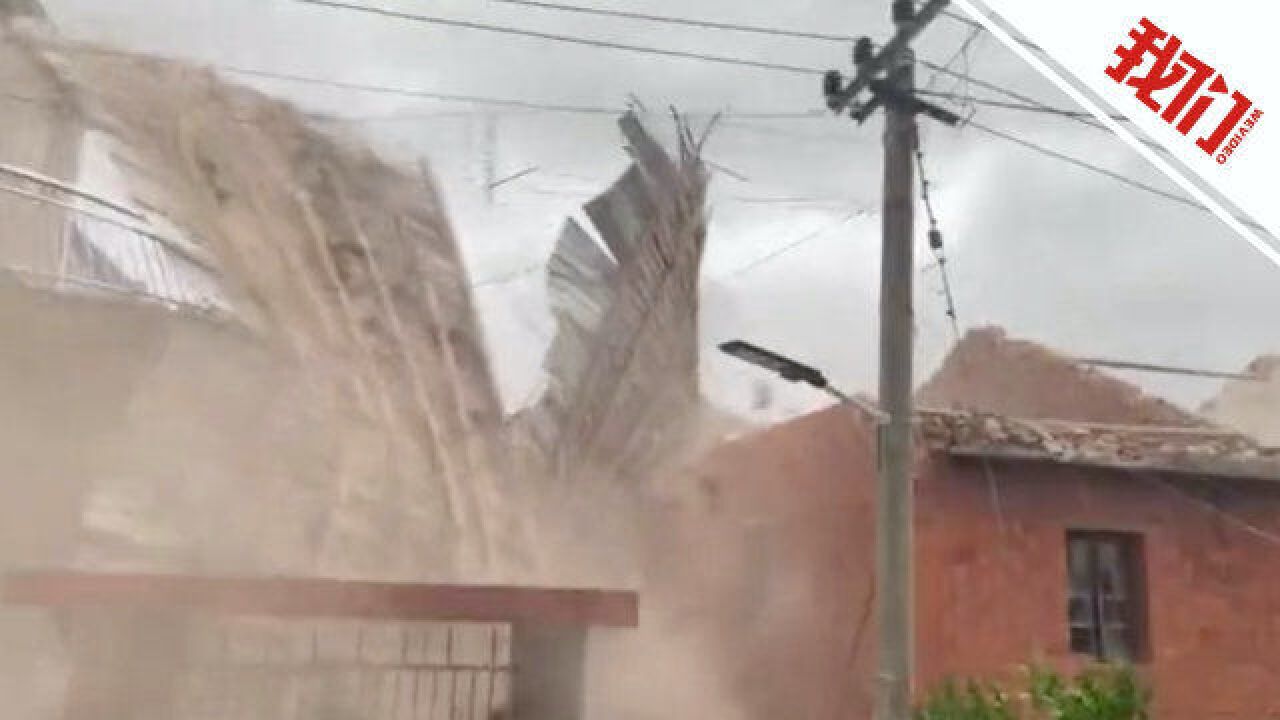 江西九江遭遇强对流天气大风掀翻屋顶 居民紧抱大树防止被吹走