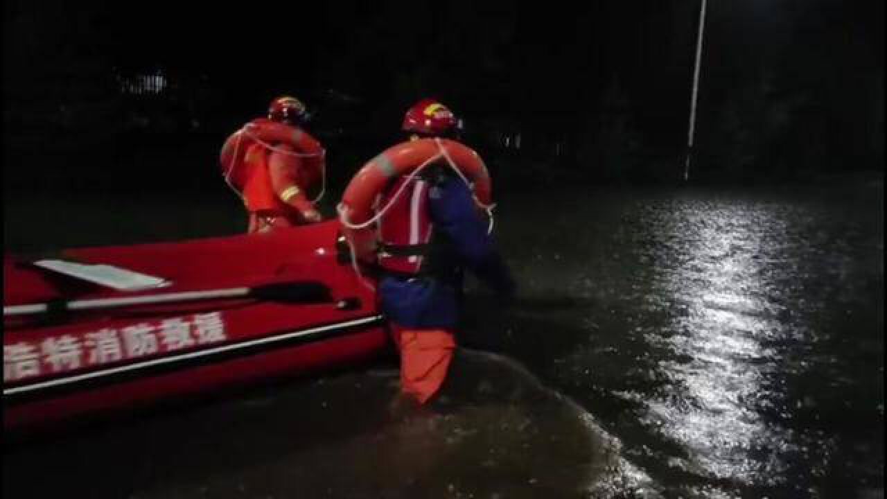 内蒙古自治区呼和浩特市,暴雨中消防员连夜营救被困人员