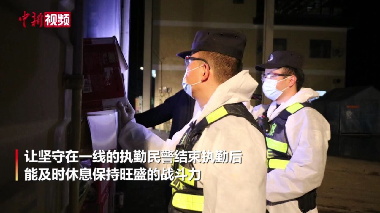 云南保山:民警高温执勤中暑抱着冰块降温