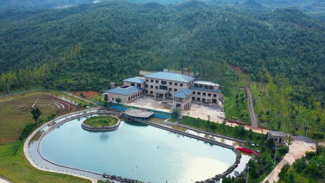 江苏富豪在贵州大山里投资千万建庄园,群山环绕碧水蓝天,不简单!