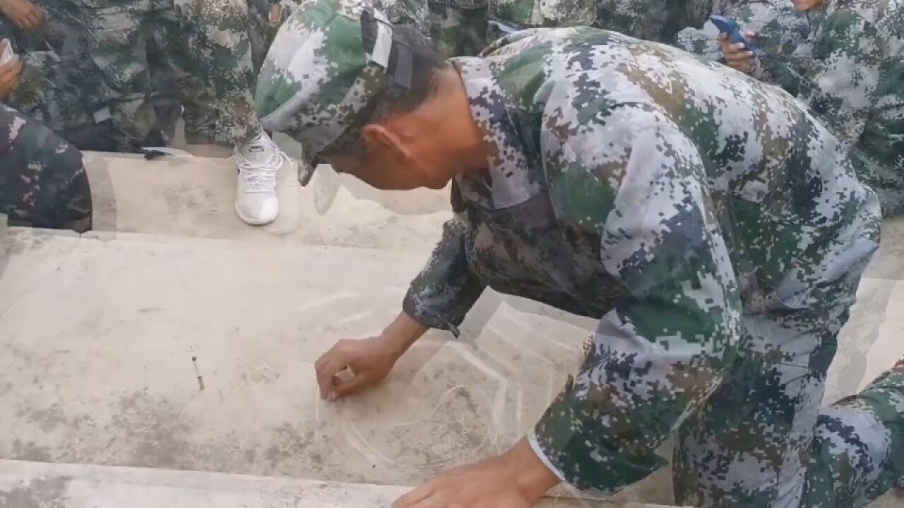 新生军训时“画阵求雨”,教官:之后真的阴天下雨了,专业度太高