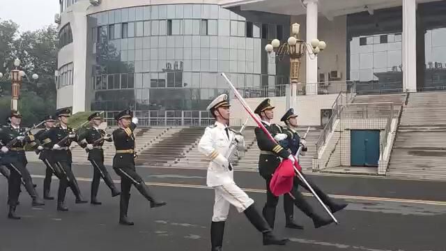 黄河科技学院党委书记、校长带领在校师生举行升国旗仪式