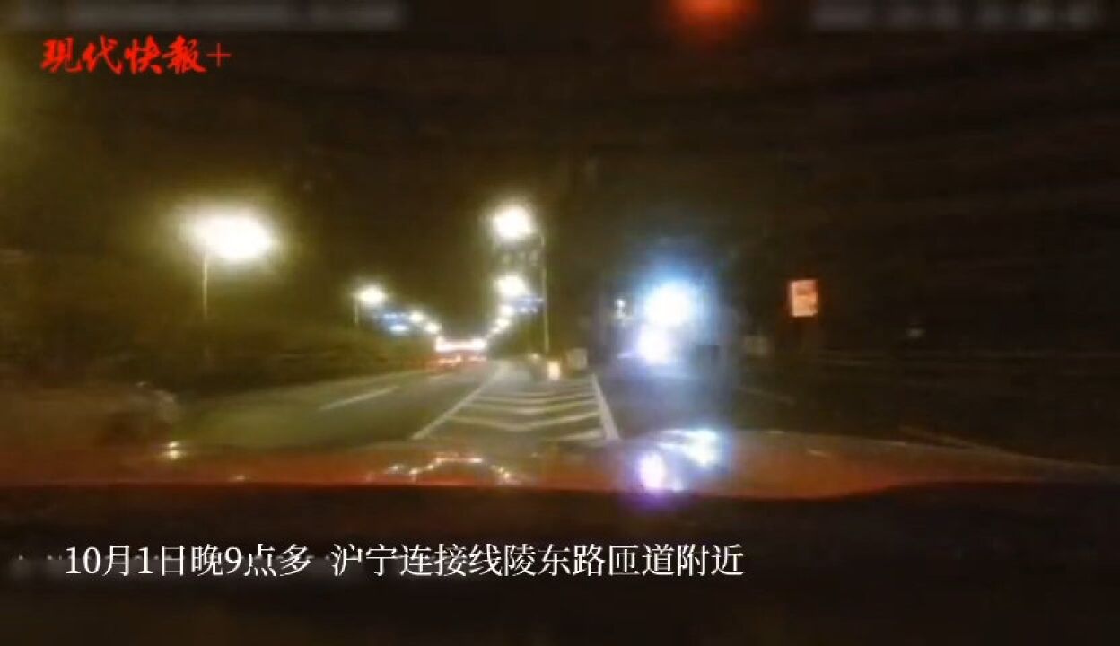 5名大学生迷路走上高速,警车变身“接驳车”