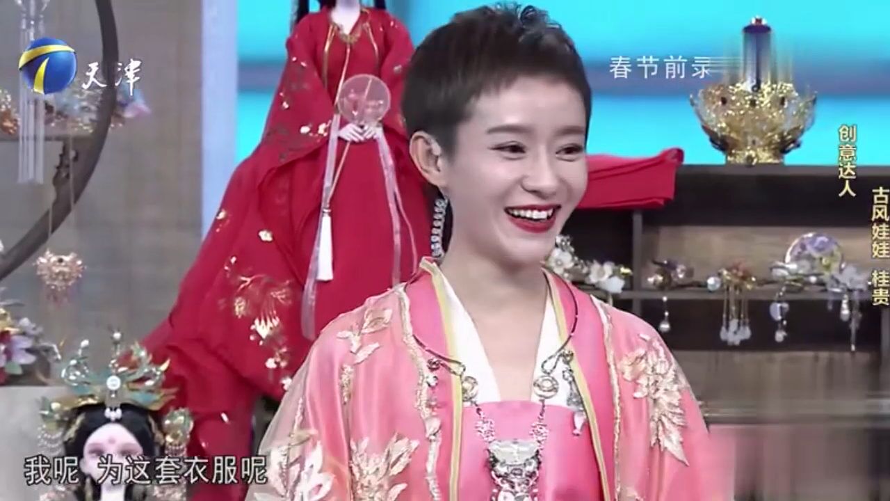 女子带来古代服饰,女企业家现场试衣,一亮相惊艳全场!