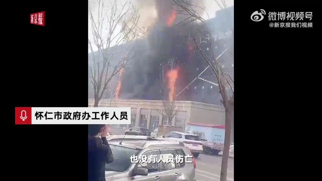 投资16亿的海宁皮革城起火了!外墙燃烧物不断掉落……