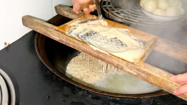 山西吕梁特色面食豆面抿尖汤,掺合白面,光滑细腻,吃两碗才过瘾