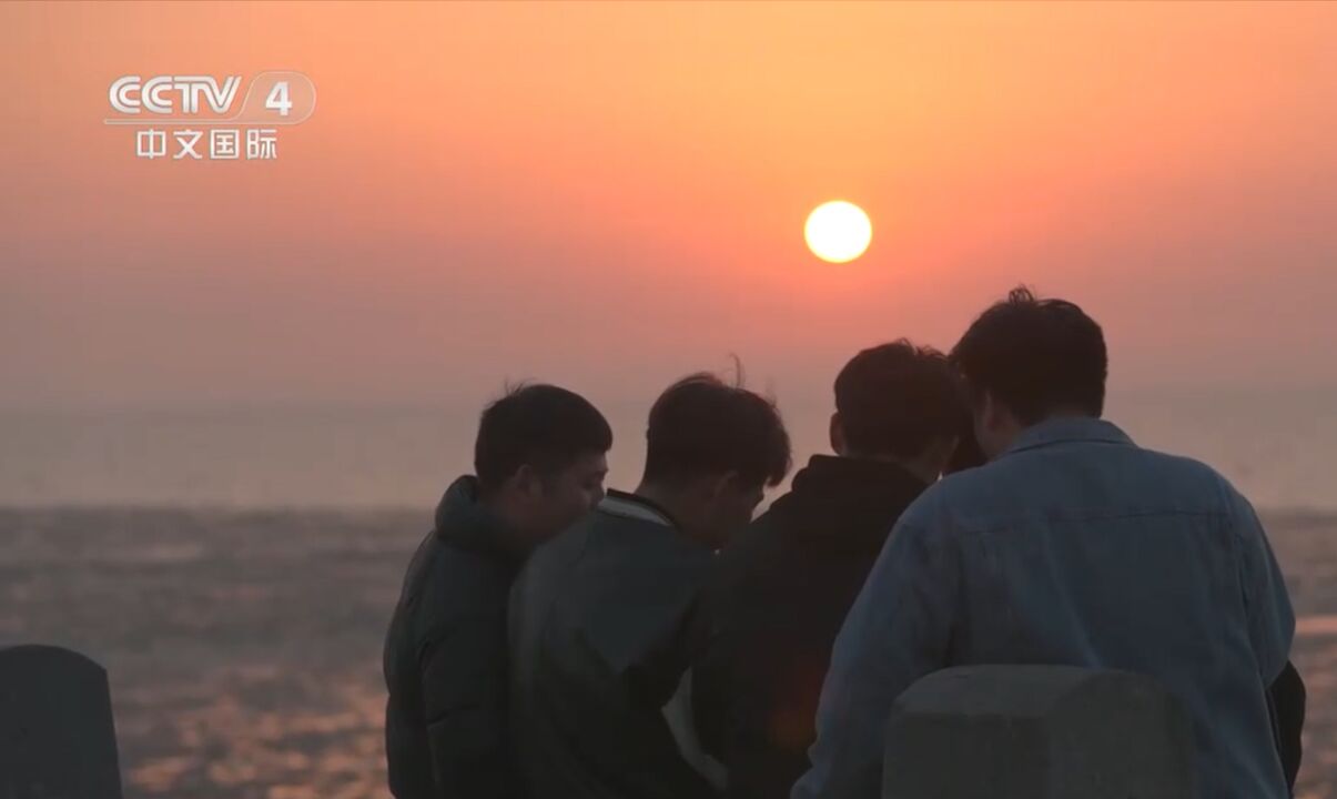 浙江海盐:日出东海,海岸“追光”,霞光瞬间铺满了整个杭州湾