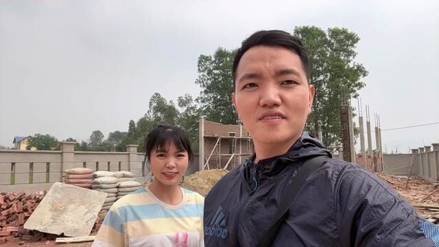 中越夫妻阳哥和凤儿在越南农村建房第7集:浇筑砌墙第一层.