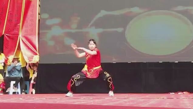 粤西洪拳“龙形拳”英姿飒爽,女中豪杰,巾帼不让须眉#非物质文化遗产 #台上一分钟台下十年功 #传统武术