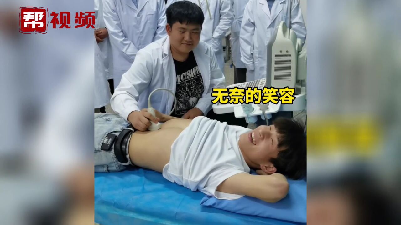 学生模拟超声检查,医学模特忍不住提醒:你探头位置都放错了!