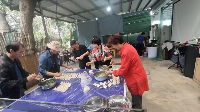 摘枇杷采桑椹 挖艾草 包饺子 打球 唱歌