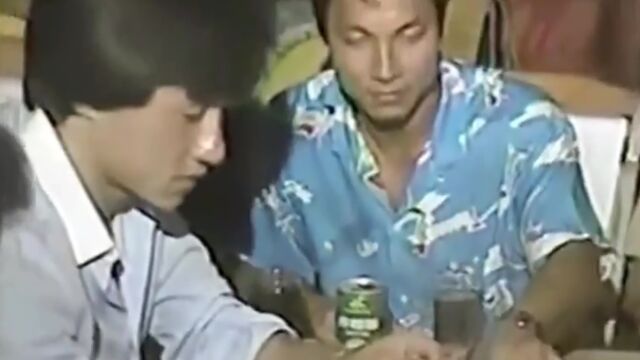 1983年成龙与成家班吃夜宵影像,海鲜全席,看着食欲满满!