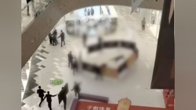 上海一男子商场坠楼砸中过路女子,警方:男子抢救无效死亡,女顾客无生命危险