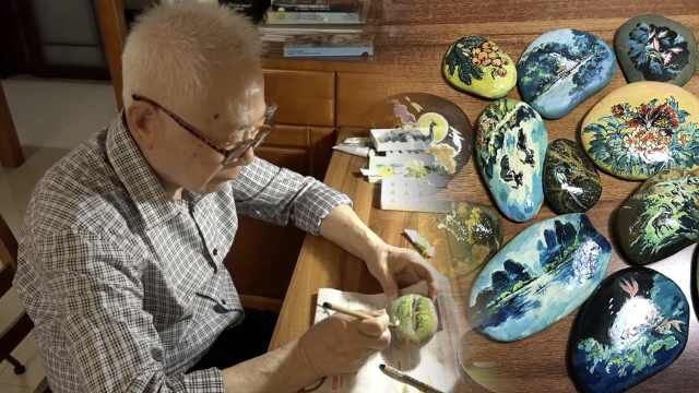 8旬大爷长江捡石作画,鹅卵石变艺术