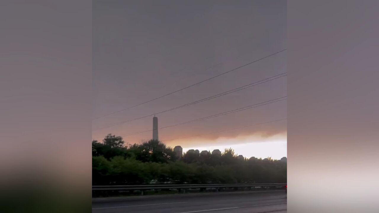 震撼!雷雨后一道闪电击中大厦