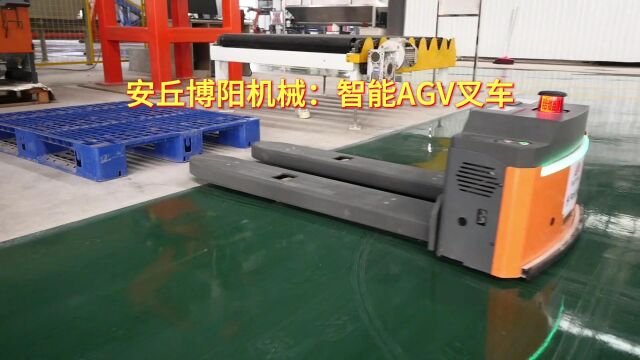 码垛好的化肥用智能AGV叉车实现仓库、车间转运