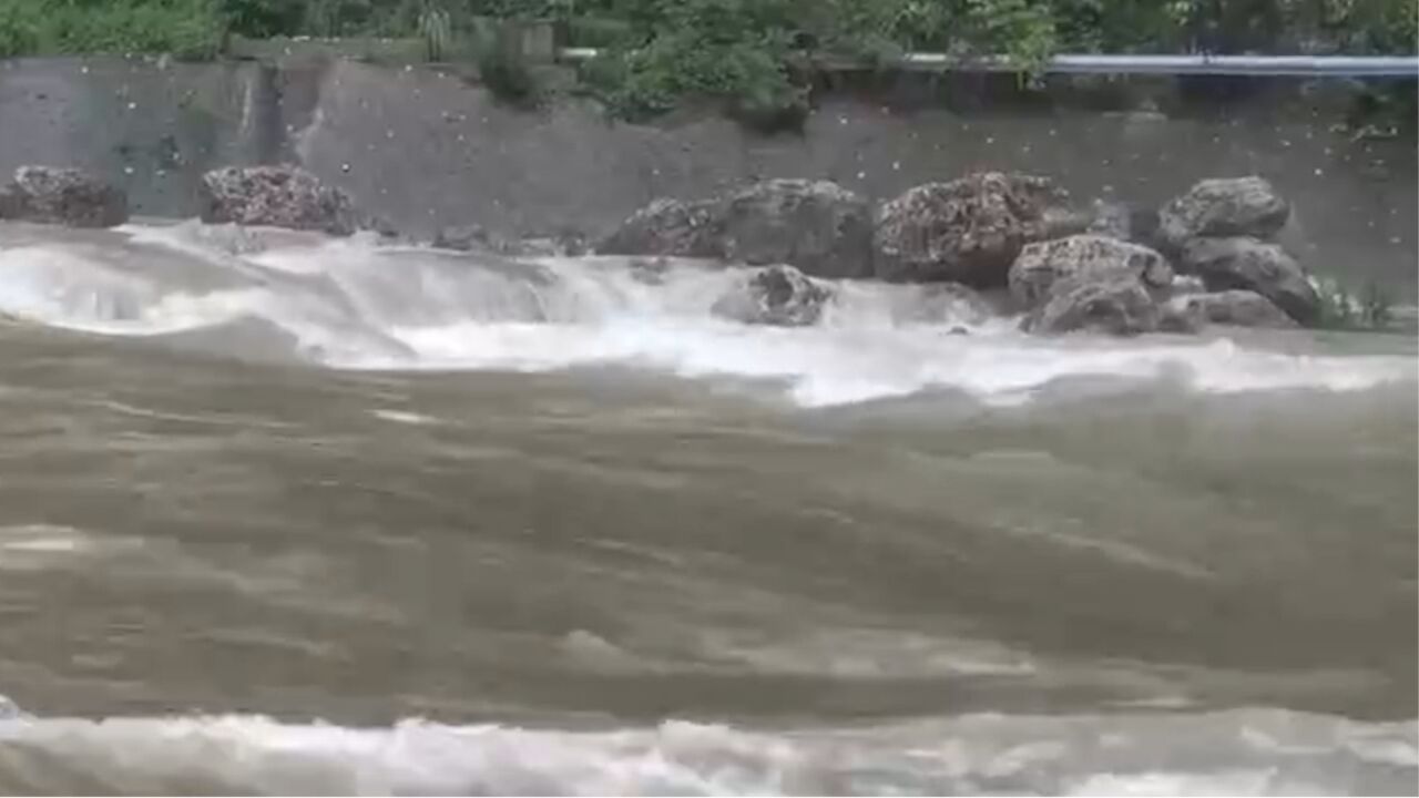 重庆暴雨致多条中小河流水位上涨