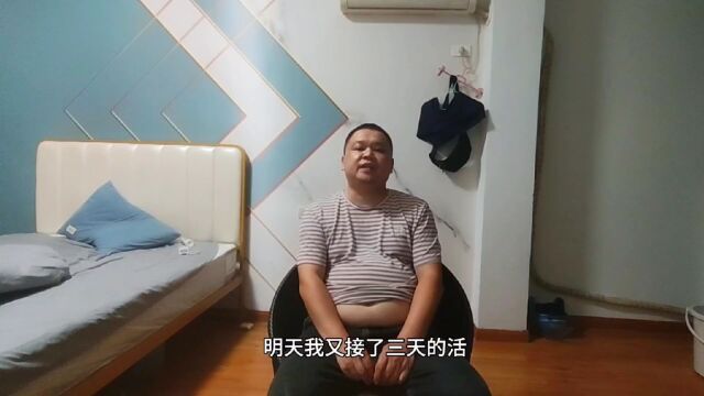 外卖店的生意实在是太好了一直在炉子上炒菜