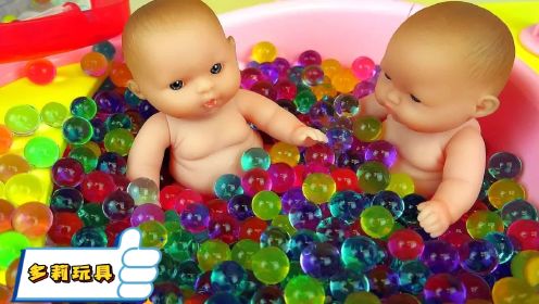 趣味玩具：多莉带着娃娃们一起洗澡玩水精灵玩具，一起看看吧！