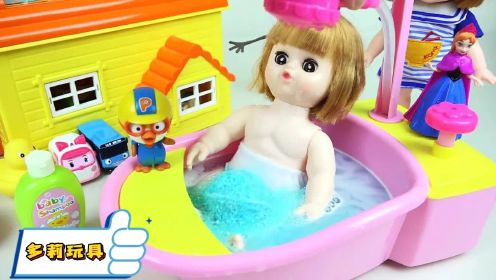 趣味玩具：多莉带TOTO来泡澡啦，她们太会享受生活啦！
