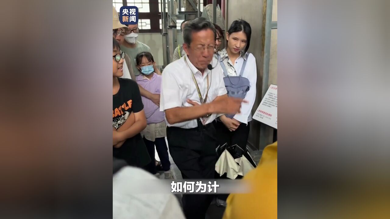 西安70岁导游爷爷讲历史讲着讲着演起来了