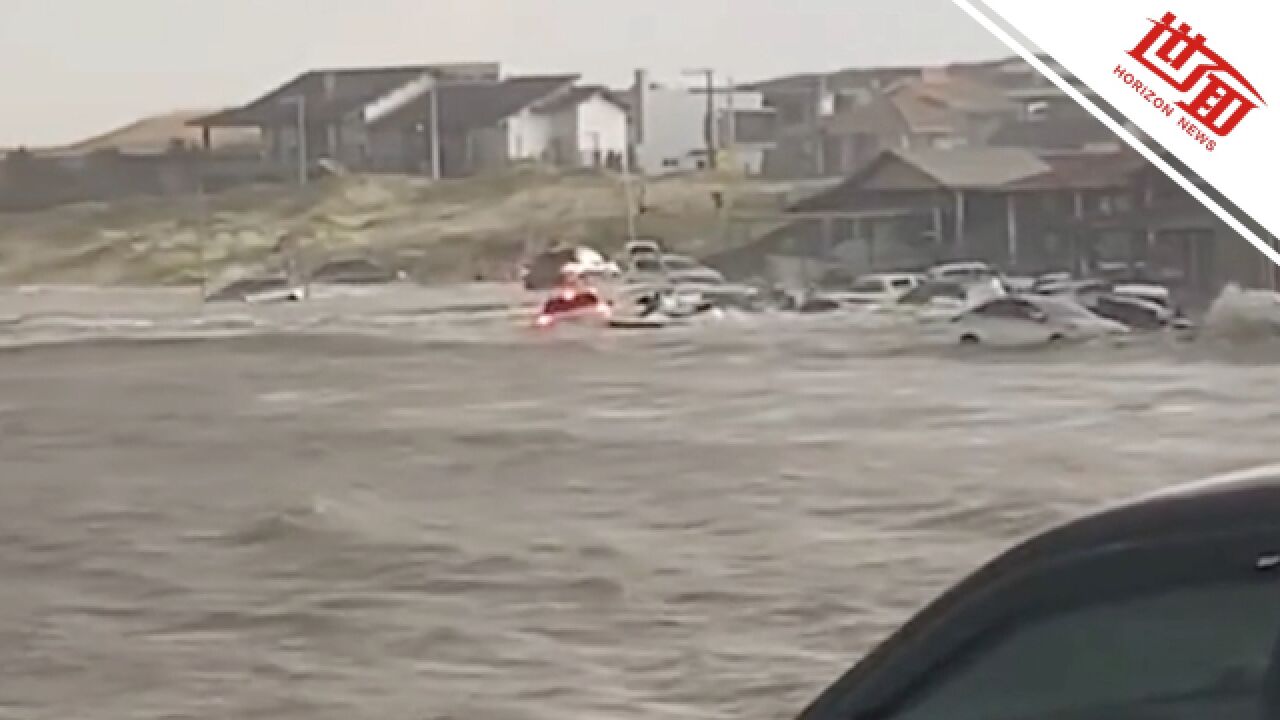 监控:巴西一海滩现风暴潮海水猛涨涌进餐厅 多车泡在海水中