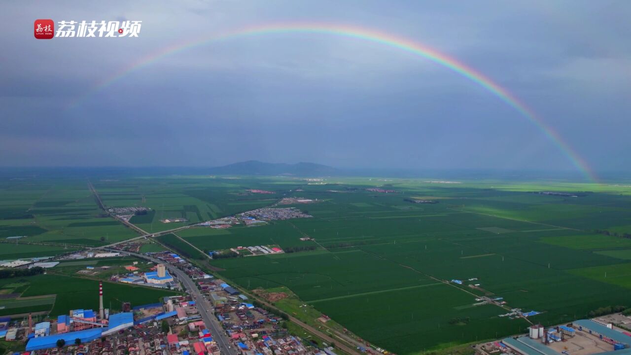 好运连连!黑龙江富锦云雨散去空中横跨绝美“彩虹桥”