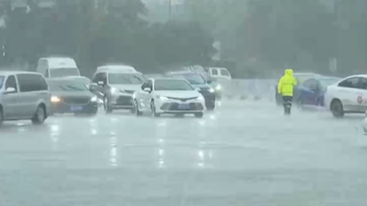 江苏南京突降暴雨,城区多处积水严重