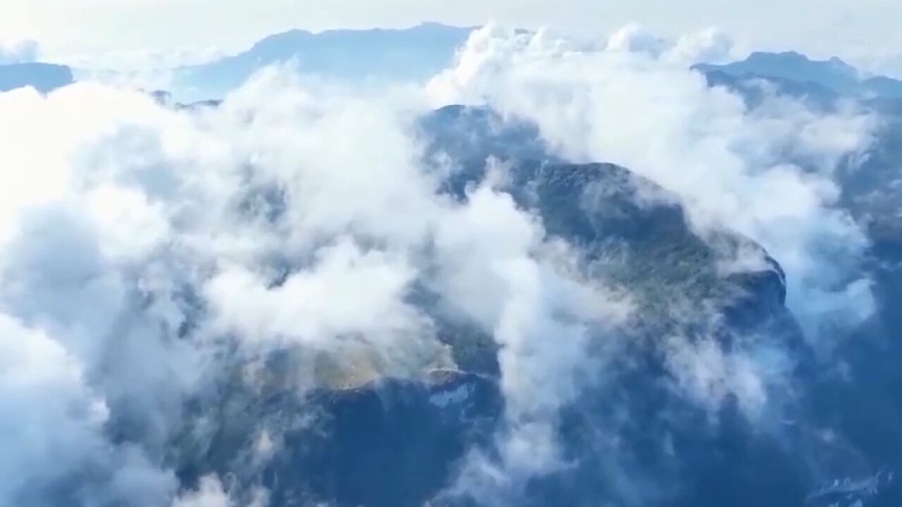 重庆:金佛山现云海“日晕”美景