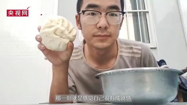 收到研究生录取通知书时,他正在工地上和水泥