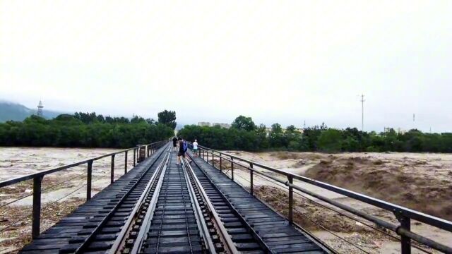 北京门头沟短暂暴雨引发山洪暴发,河道洪水太猛了