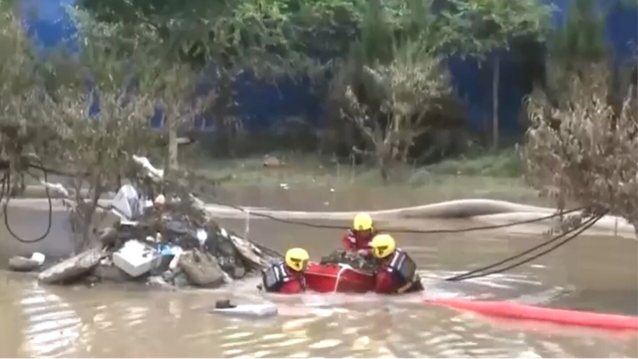 河北涿州:城区道路积水,排水加紧进行