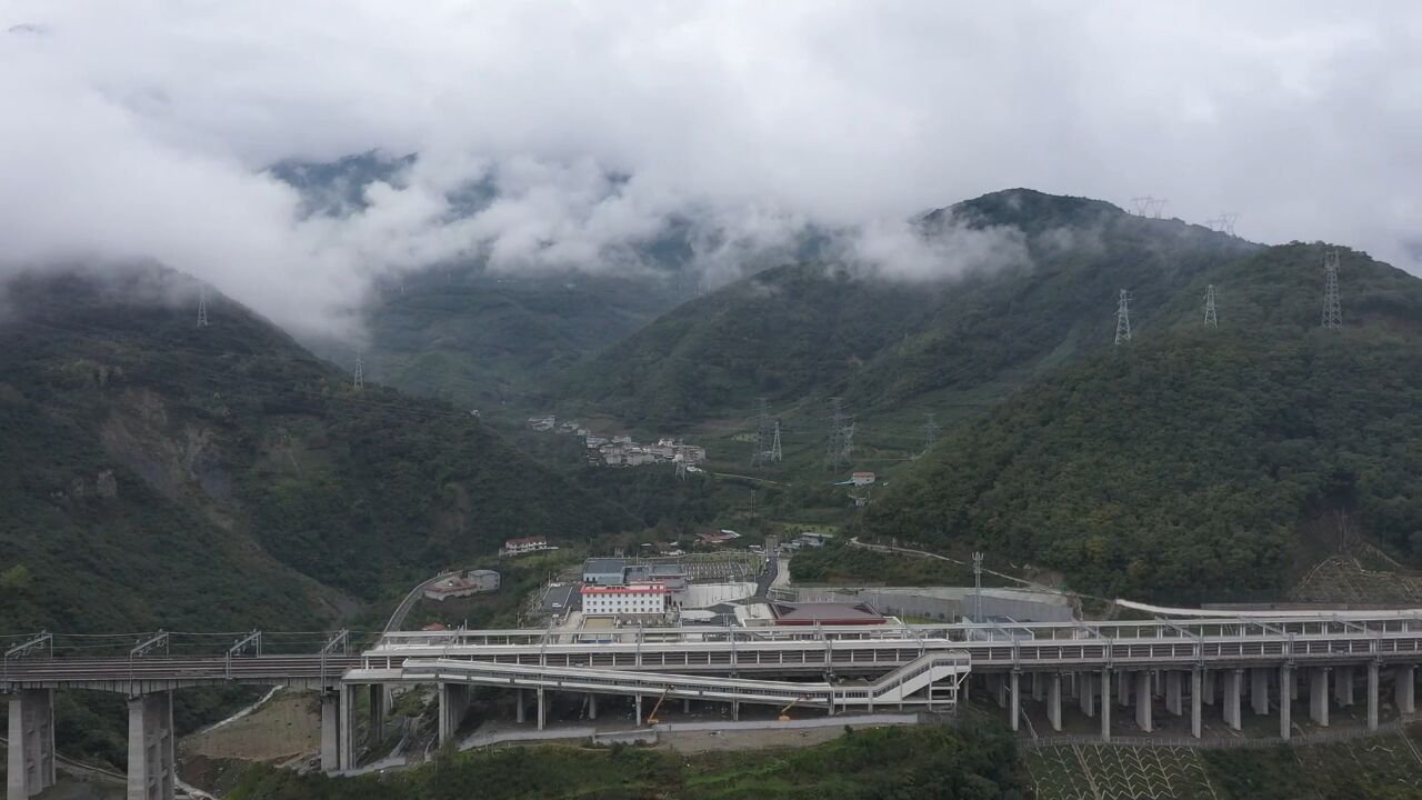 川西北高原首条铁路通车运行