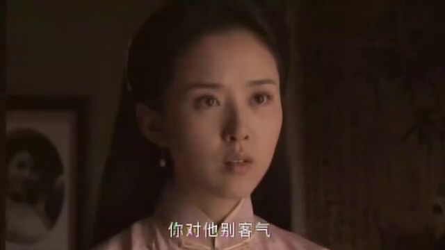 小伙真是不像话,大白天就等不及找婶婶,殊不知妹妹在看着!