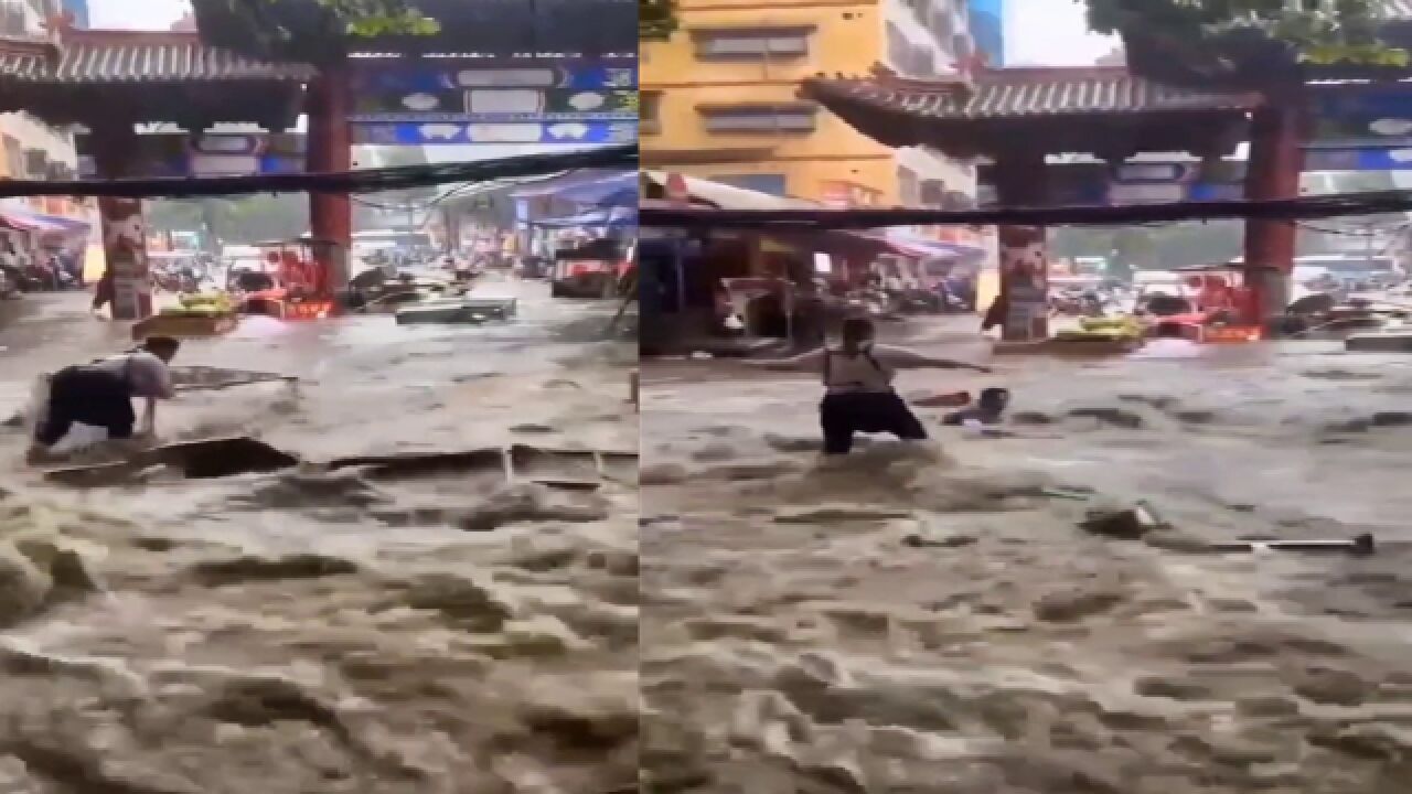 西安暴雨致老街积水严重,2商贩舍不得推车被冲倒,街道办回应!