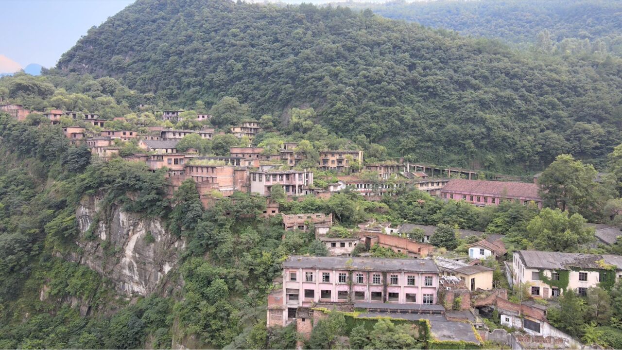 四川广元有个废弃监狱,庞大的建筑群建在悬崖上,如今空无一人!