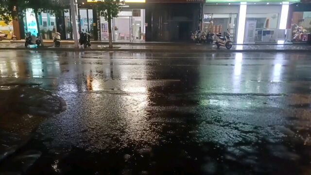 我的城市下雨了,心也跟着潮湿