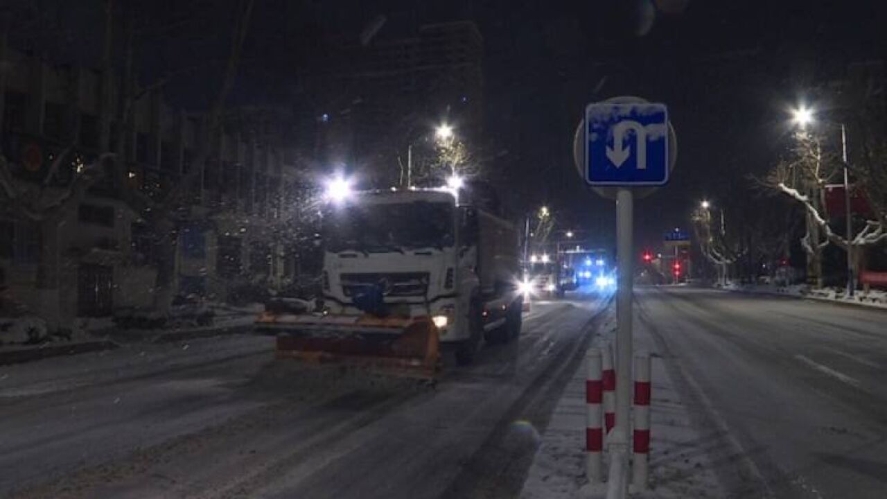 威海文登:连夜清雪保障通行